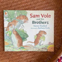 Cargar imagen en el visor de la galería, Sam Vole et ses frères - Sam vole and his brothers - Martin  Waddell / Barbara Firth
