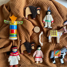 Load image into Gallery viewer, Set tipis et indiens en bois
