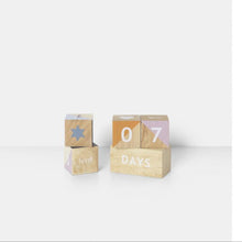 Lade das Bild in den Galerie-Viewer, Cubes en bois Age
